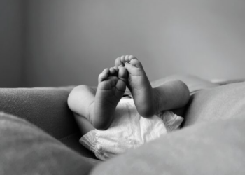 Menina de cinco meses morre enquanto dormia na cama com os pais