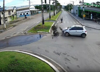 VÍDEO: Carro bate em moto e piloto "voa" em rotatória