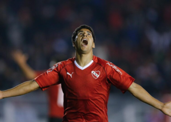 Nike e CBF querem camisa vermelha? A história dos uniformes da Seleção 