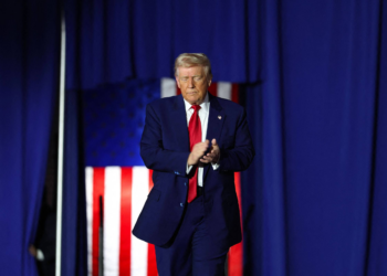 Escritórios de advocacia de elite se curvam a Trump e aceitam trabalhar de graça