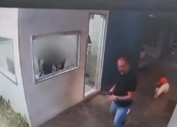 Motorista de app chuta e derruba idosa que comeu biscoito dentro do carro; veja vídeo