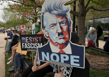 Milhares vão às ruas nos EUA contra Donald Trump