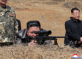 Líder da Coreia do Norte, Kim Jong-un dispara rifle de precisão em visita a soldados; FOTO