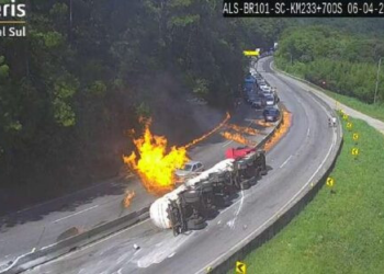 Caminhão com combustível explode na BR-101 e incendeia 25 veículos; vídeos