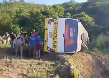 Acidente com ônibus escolar deixa duas pessoas mortas e 31 feridas na Paraíba