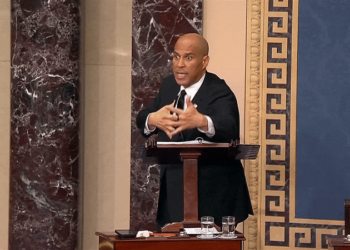 Sem poder se sentar ou ir ao banheiro, senador democrata discursa há mais de 20 horas contra Trump