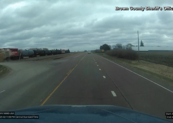 VÍDEO: caminhão é partido ao meio por trem de carga em acidente em Minnesota, nos EUA