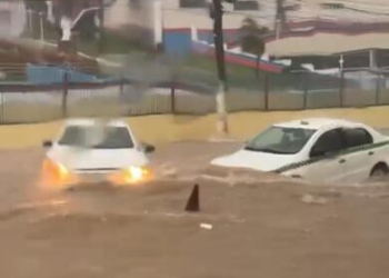 VÍDEO: Chuva provoca alagamentos e deixa carros submersos na Prainha