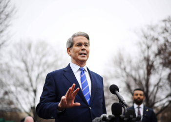 Países que se alinharem com a China estarão 'cavando a própria cova', diz secretário do Tesouro dos EUA