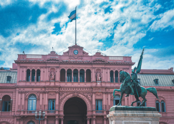 Companhias aéreas alteram voos para Argentina com expectativa de greve geral para esta quinta