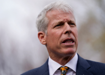 Secretário dos EUA ameaça Irã com interrupção de exportações de petróleo, um dia antes de negociações de acordo