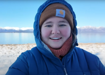 Mulher mora tão longe que só consegue comprar mantimentos por avião a cada dois meses