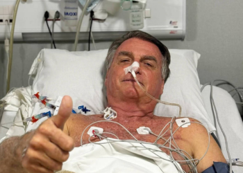 Bolsonaro chega a hospital em Brasília, onde deve passar por cirurgia