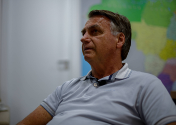 Bolsonaro vai para o quarto após cirurgia de desobstrução intestinal, diz ex-primeira-dama
