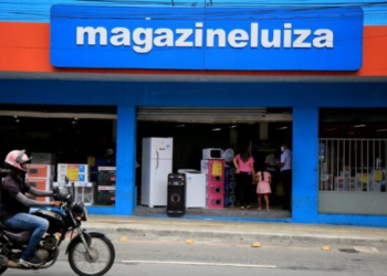 Bandidos fazem buraco na parede e invadem Magazine Luiza