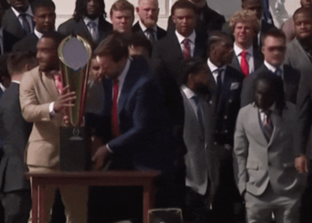 J.D. Vance derruba troféu de time americano durante cerimônia na Casa Branca; VÍDEO