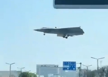 'Jato militar fantasma': suposto novo caça chinês é flagrado sobrevoando rodovia; VÍDEO