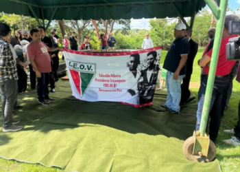 Familiares e amigos se despedem do jornalista Edivaldo Ribeiro