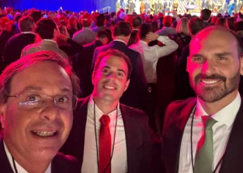 Licenciado, Eduardo diz que votaria contra lei para Brasil retaliar EUA