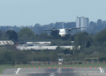 VÍDEO: Com ventos de até 80 km/h, aviões 'dançam' e pilotos usam técnica 'caranguejo' para pousar no Reino Unido