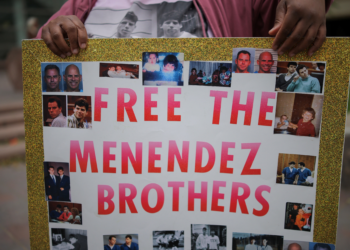 Caso irmãos Menéndez: o que pode acontecer com condenados por assassinato dos pais e que pedem liberdade
