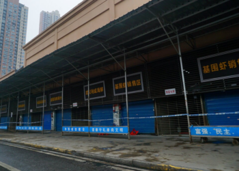 Governo Trump muda versão dos EUA sobre Covid-19, diz que vírus não tem causa biológica e defende hipótese descartada pela OMS