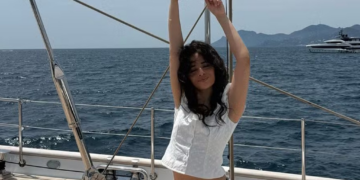 Camila Cabello sensualiza em passeio de barco e em praia em Cannes: ‘Mon chéri’