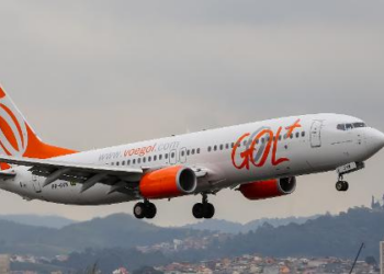 Influenciadores invadem pista do Galeão para filmar decolagens