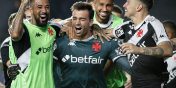 Com drama e emoção, Vasco avança na Copa do Brasil