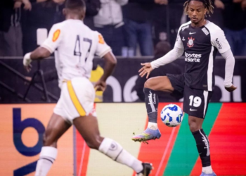 Corinthians avança na Copa do Brasil com gol nos acréscimos