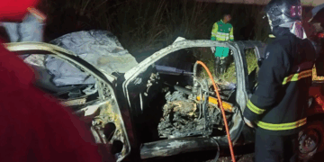 Bombeiros socorrem três vítimas após colisão entre automóvel e caminhão na MT-208