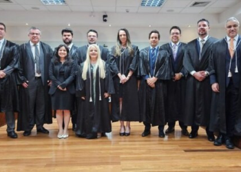 Desembargador e advogados tomam posse no TRE