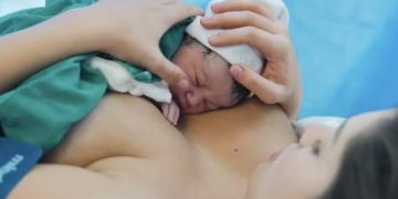 Filha do cantor Leandro exibe vídeo do nascimento da filha: ‘Deixar registrado’