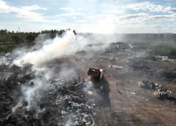 Bombeiros resgatam corpos de vítimas após queda de carro de ponte na MT-241