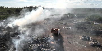 Bombeiros resgatam corpos de vítimas após queda de carro de ponte na MT-241