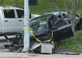 Pai atropela e mata policial um dia após filho ter sido morto pela polícia; crime foi de propósito, dizem autoridades