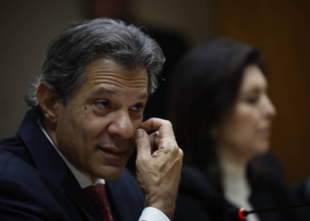 Integrantes da Fazenda contavam com aumento do IOF para controlar saída de dólares e valorizar o real