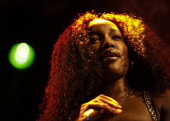 Iza encerra noite de Virada Cultural com show para multidão em Itaquera