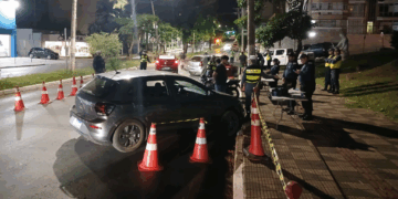 Duas edições da Operação Lei Seca resultam na prisão de 13 motoristas embriagados na madrugada deste domingo (25)