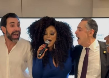 Barroso canta com presidente do iFood em evento na casa do empresário; veja vídeo