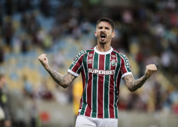 Fluminense vira sobre o Sport no fim e entra no G4 do Brasileirão