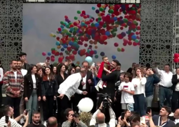 Multidão se reúne na Turquia para festejar cura de menino de 3 anos da leucemia; VÍDEO