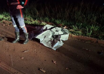 Homem bate moto em caminhonete e morre na MT-130
