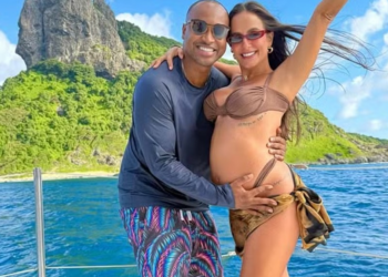 Carol Peixinho exibe barriguinha durante passeio por Noronha: ‘Realmente mágica!!!’