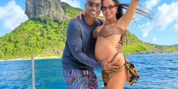 Carol Peixinho exibe barriguinha durante passeio por Noronha: ‘Realmente mágica!!!’