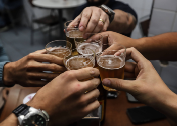 Moradores de Pinheiros lançam abaixo-assinado contra bares em que clientes invadem calçadas e dizem que eles até defecam na rua