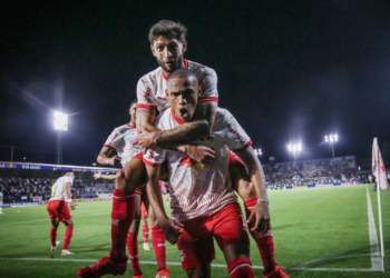 Golaço de Jhon Jhon garante vitória e cola o Bragantino no G-4 do Brasileirão