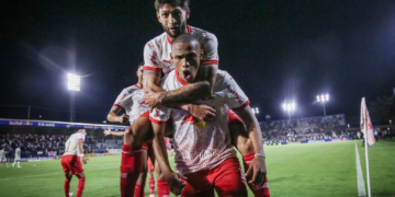 Golaço de Jhon Jhon garante vitória e cola o Bragantino no G-4 do Brasileirão