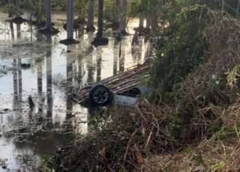 VÍDEO – Motorista de Compass bate em Celta, cai em lago e morre