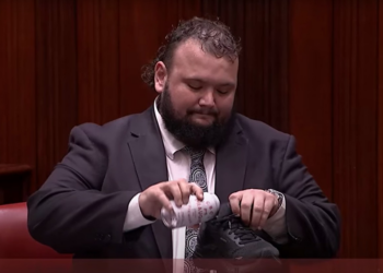 VÍDEO: deputado australiano bebe cerveja dentro de sapato após fazer discurso de despedida no Parlamento